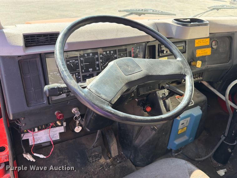 image for item EP7606 1996 International 4700 oil distributor truck