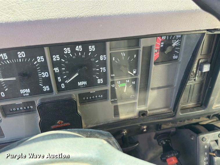 image for item EP7606 1996 International 4700 oil distributor truck