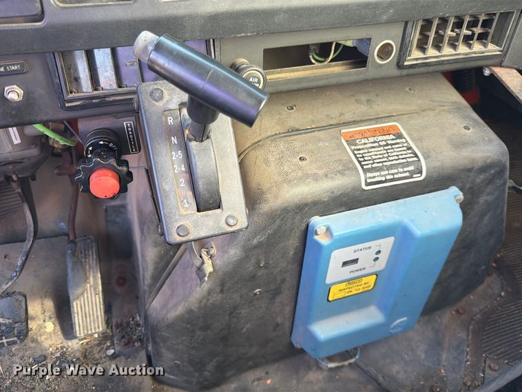 image for item EP7606 1996 International 4700 oil distributor truck
