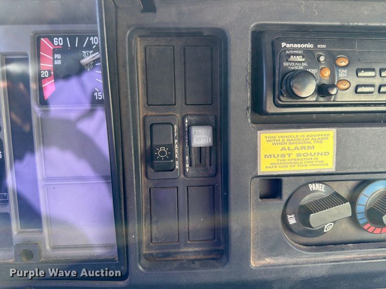image for item EP7606 1996 International 4700 oil distributor truck