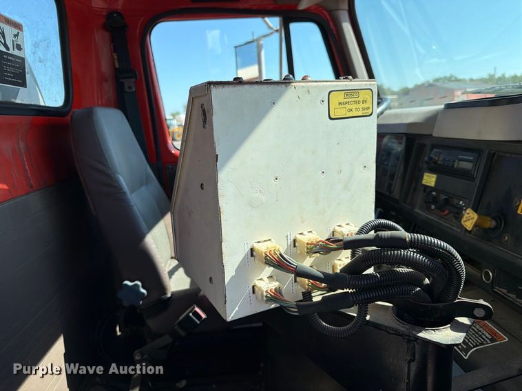 image for item EP7606 1996 International 4700 oil distributor truck