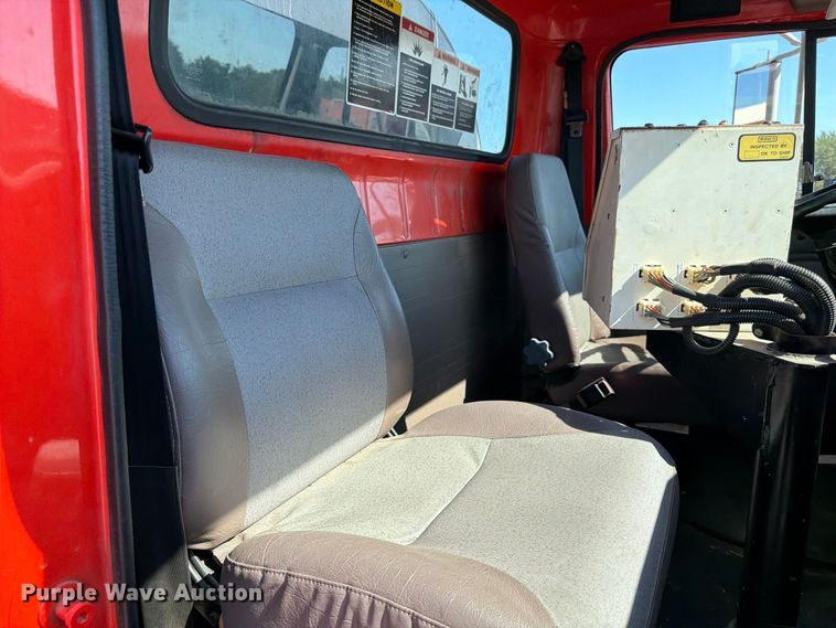 image for item EP7606 1996 International 4700 oil distributor truck