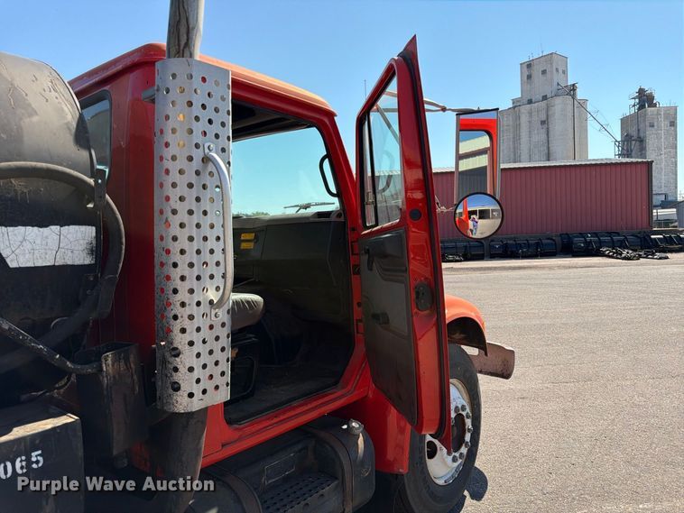 image for item EP7606 1996 International 4700 oil distributor truck