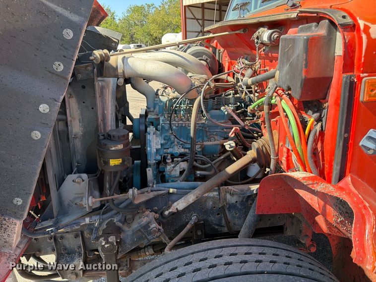 image for item EP7606 1996 International 4700 oil distributor truck