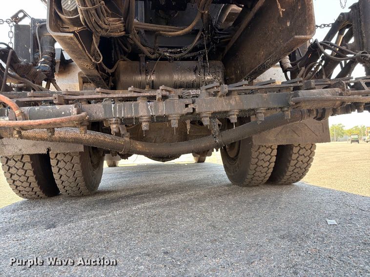 image for item EP7606 1996 International 4700 oil distributor truck