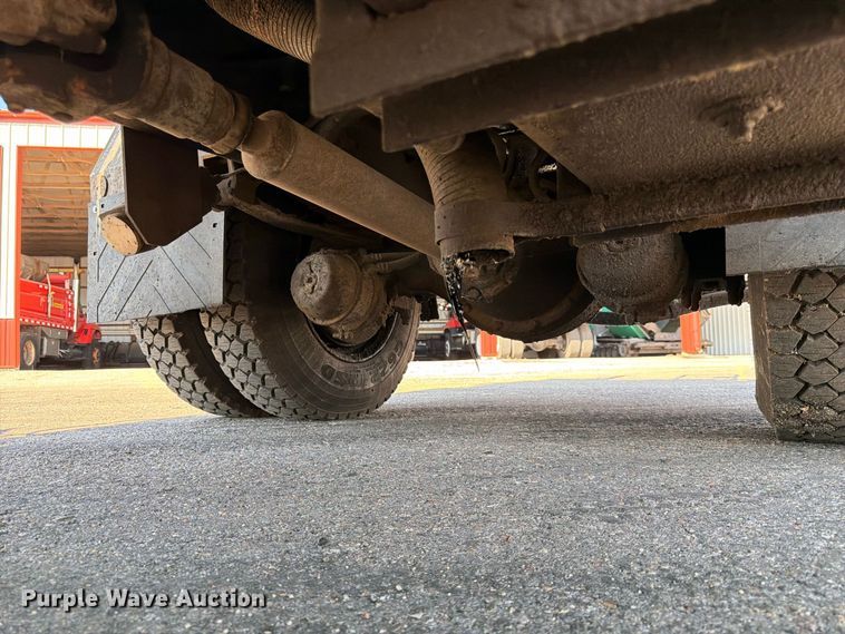 image for item EP7606 1996 International 4700 oil distributor truck