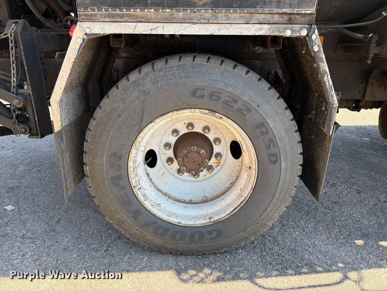 image for item EP7606 1996 International 4700 oil distributor truck