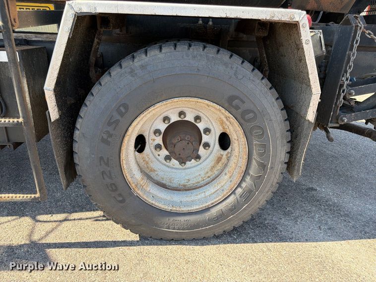 image for item EP7606 1996 International 4700 oil distributor truck