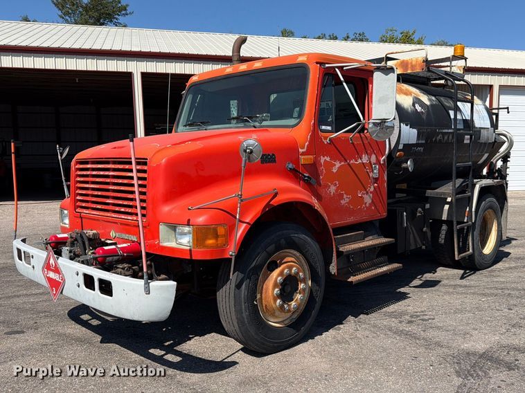 1996 International 4700 oil distributor truck