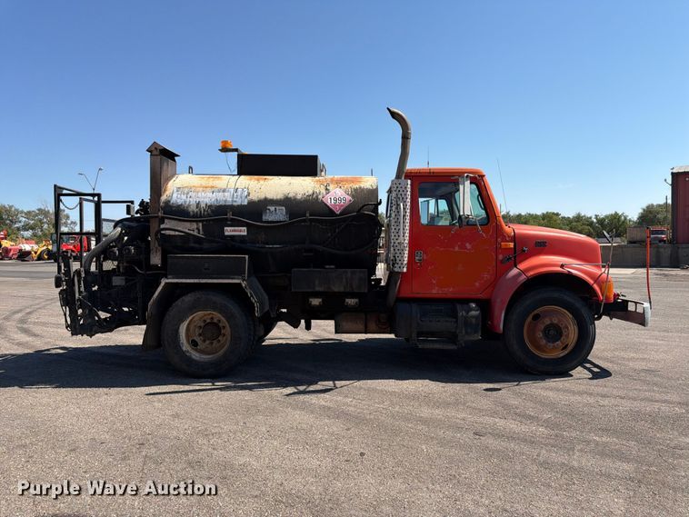 image for item EP7607 1996 International 4700 oil distributor truck