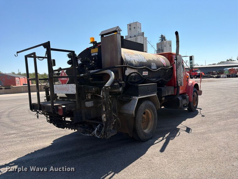 image for item EP7607 1996 International 4700 oil distributor truck