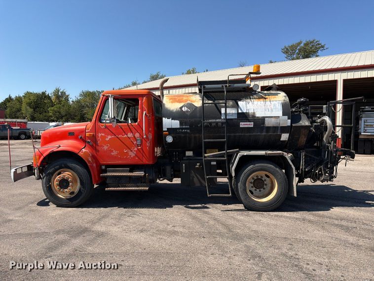 image for item EP7607 1996 International 4700 oil distributor truck
