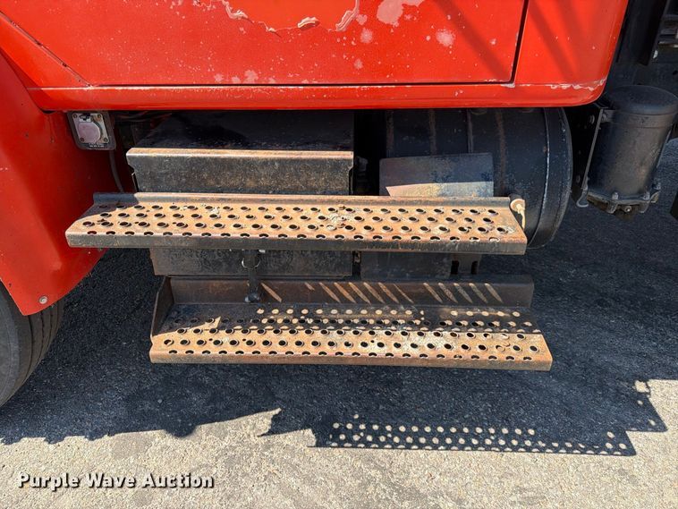 image for item EP7607 1996 International 4700 oil distributor truck