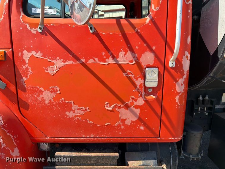 image for item EP7607 1996 International 4700 oil distributor truck
