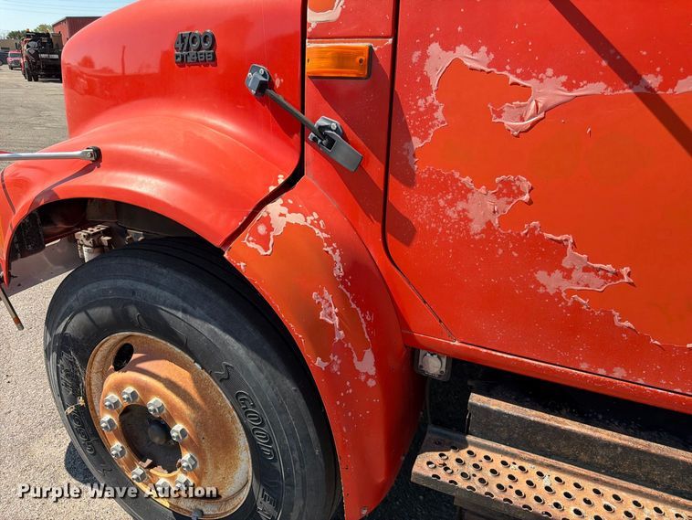 image for item EP7607 1996 International 4700 oil distributor truck