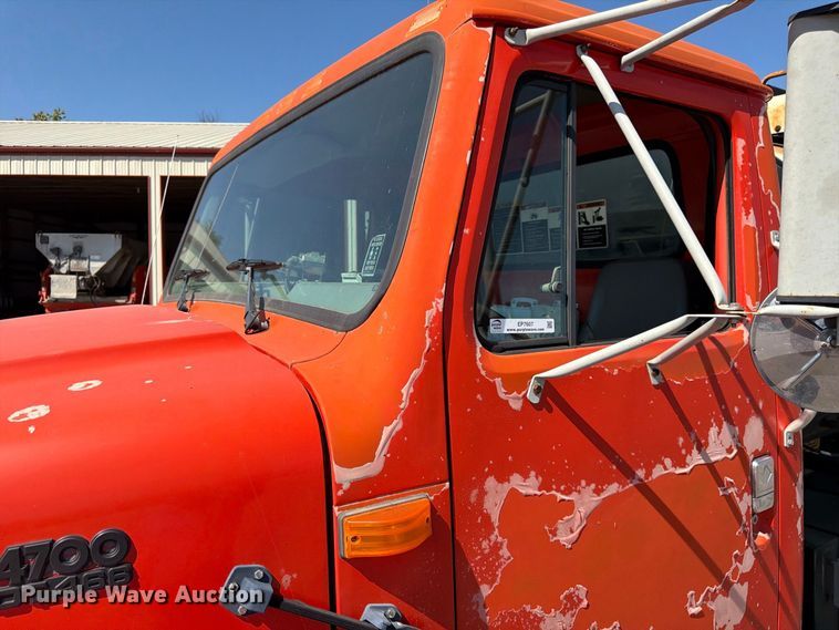 image for item EP7607 1996 International 4700 oil distributor truck