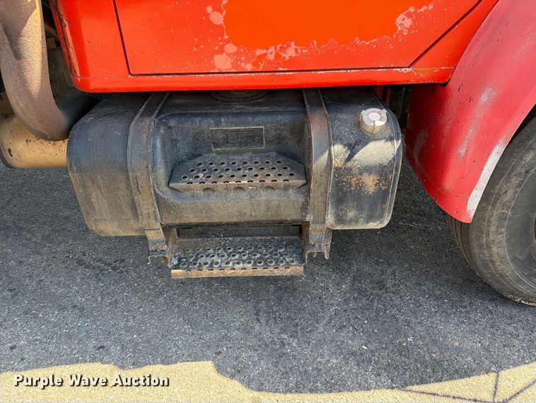 image for item EP7607 1996 International 4700 oil distributor truck