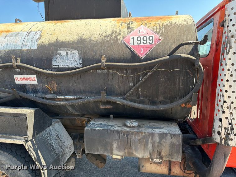 image for item EP7607 1996 International 4700 oil distributor truck