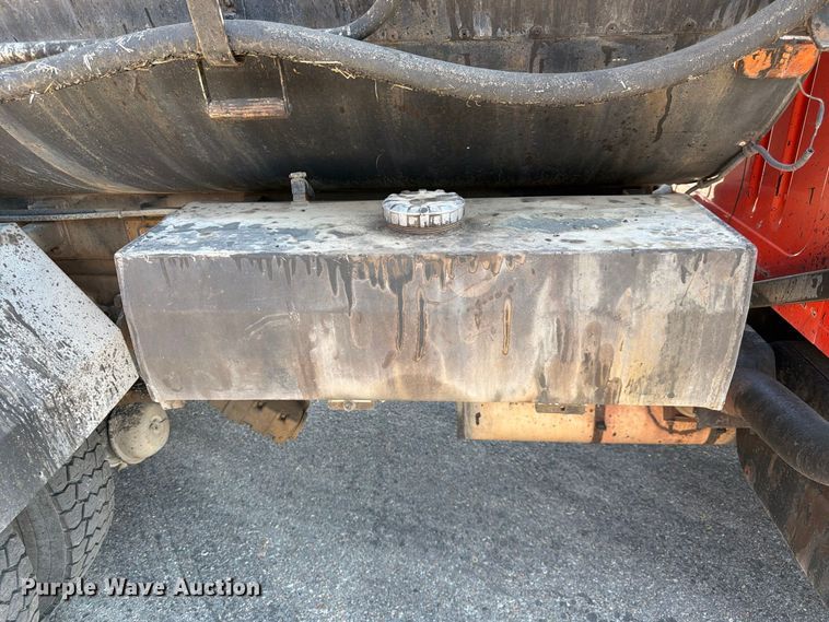 image for item EP7607 1996 International 4700 oil distributor truck