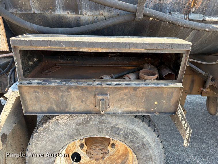 image for item EP7607 1996 International 4700 oil distributor truck