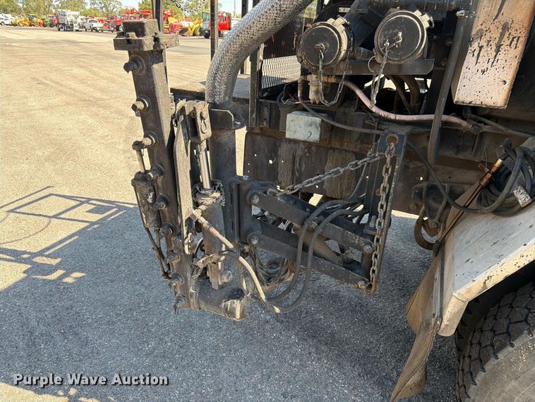 image for item EP7607 1996 International 4700 oil distributor truck