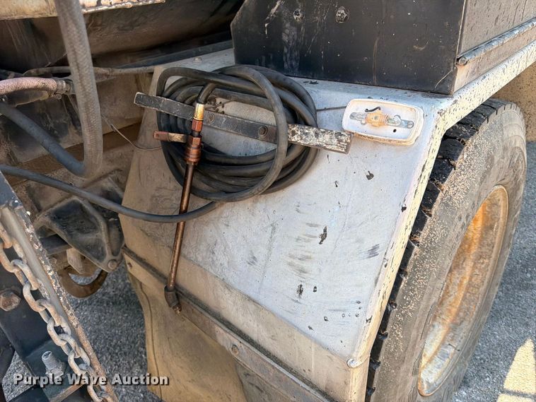 image for item EP7607 1996 International 4700 oil distributor truck