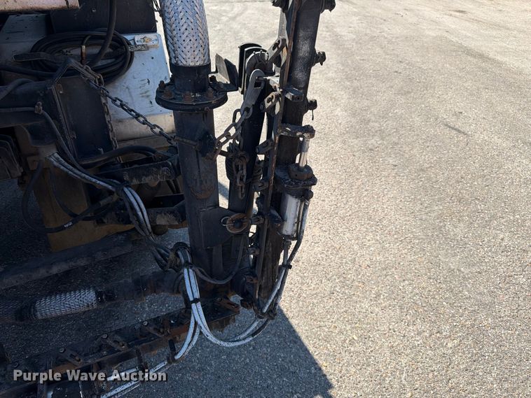image for item EP7607 1996 International 4700 oil distributor truck