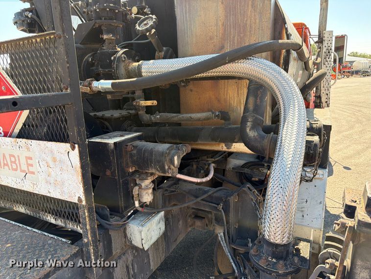 image for item EP7607 1996 International 4700 oil distributor truck