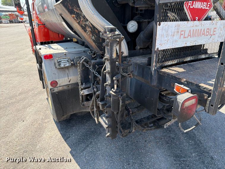 image for item EP7607 1996 International 4700 oil distributor truck