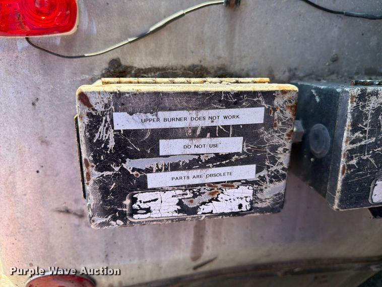 image for item EP7607 1996 International 4700 oil distributor truck