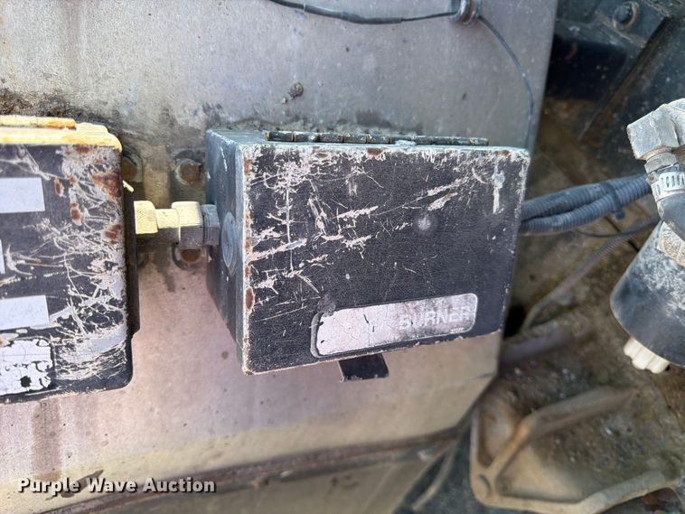 image for item EP7607 1996 International 4700 oil distributor truck