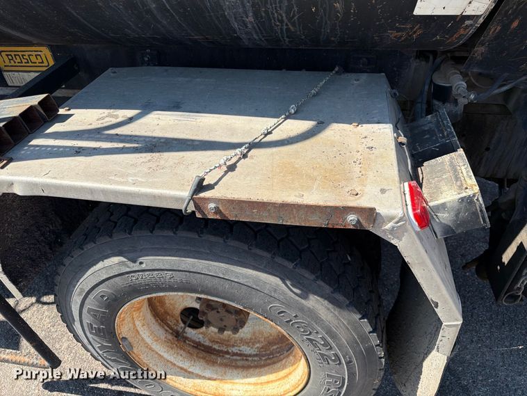 image for item EP7607 1996 International 4700 oil distributor truck