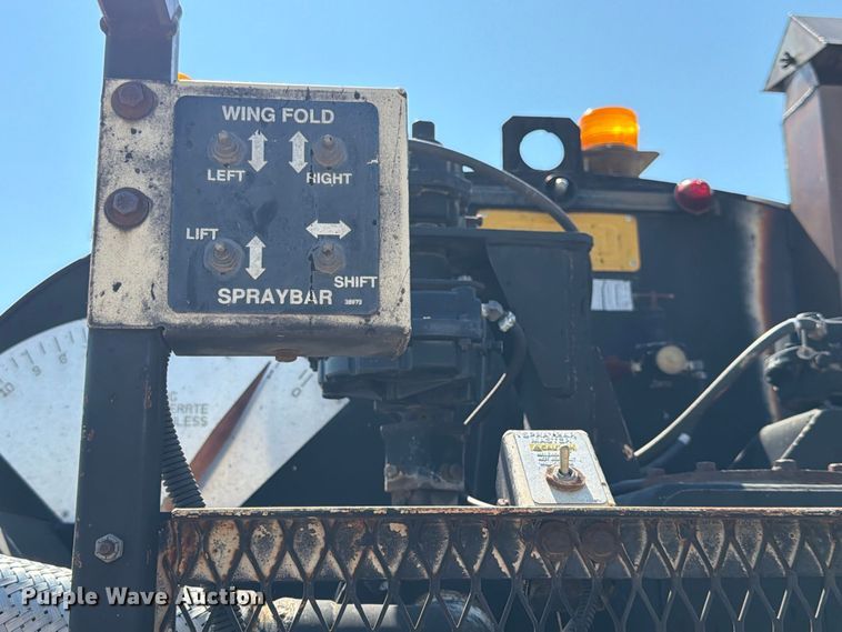 image for item EP7607 1996 International 4700 oil distributor truck