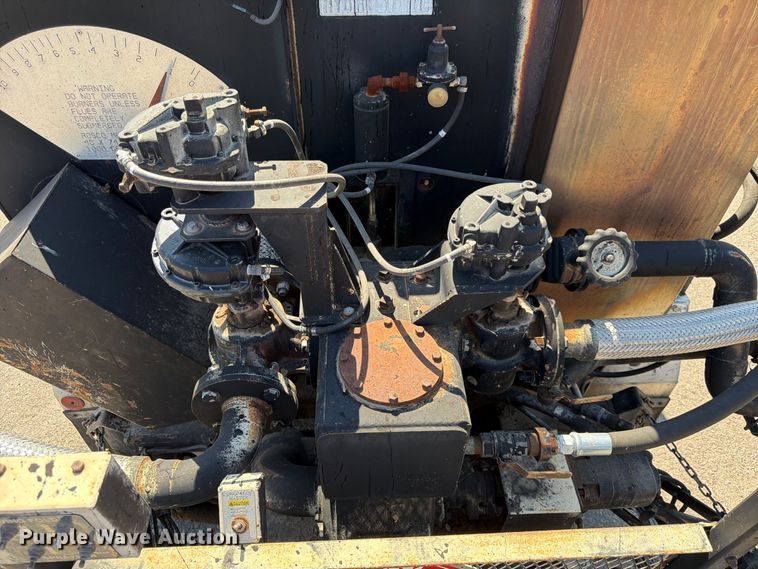 image for item EP7607 1996 International 4700 oil distributor truck