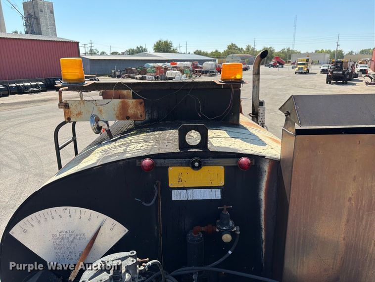 image for item EP7607 1996 International 4700 oil distributor truck