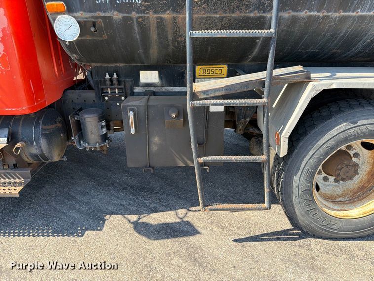 image for item EP7607 1996 International 4700 oil distributor truck