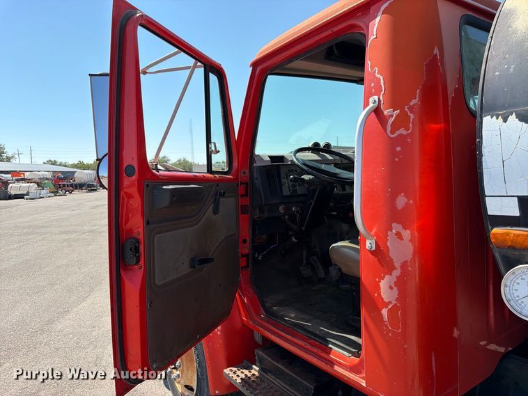 image for item EP7607 1996 International 4700 oil distributor truck