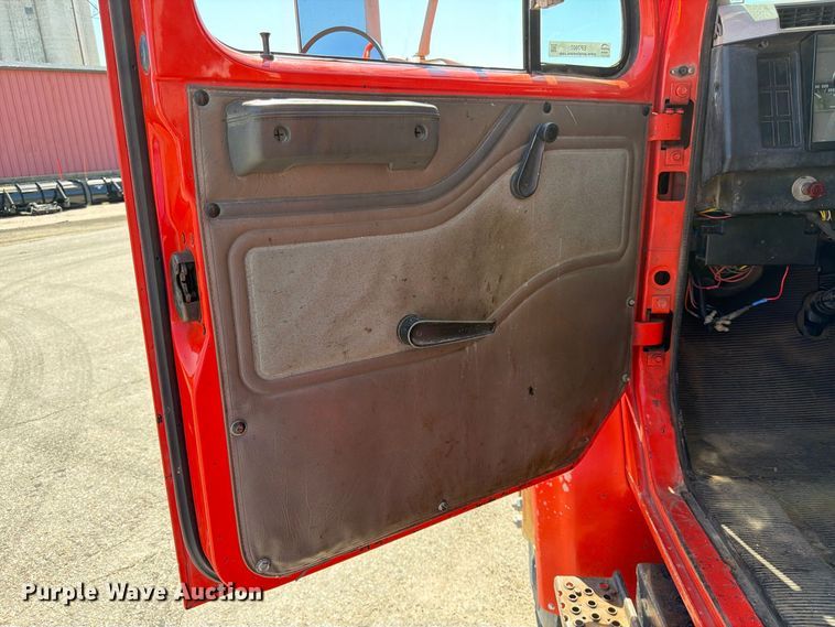 image for item EP7607 1996 International 4700 oil distributor truck