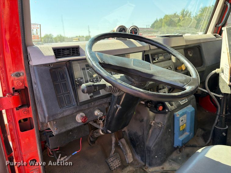 image for item EP7607 1996 International 4700 oil distributor truck