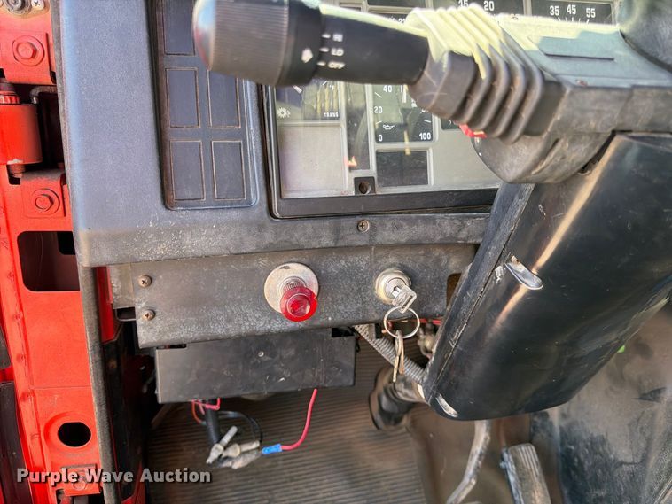 image for item EP7607 1996 International 4700 oil distributor truck
