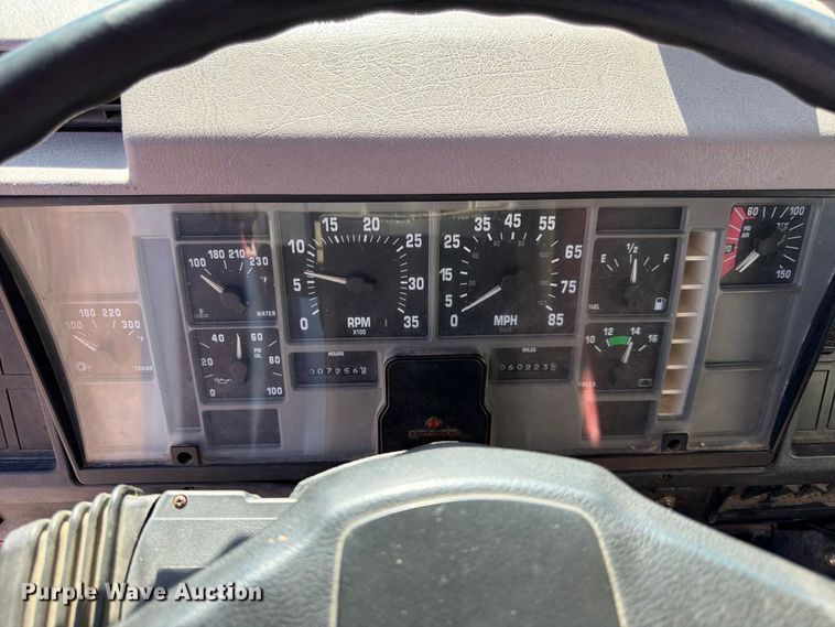 image for item EP7607 1996 International 4700 oil distributor truck