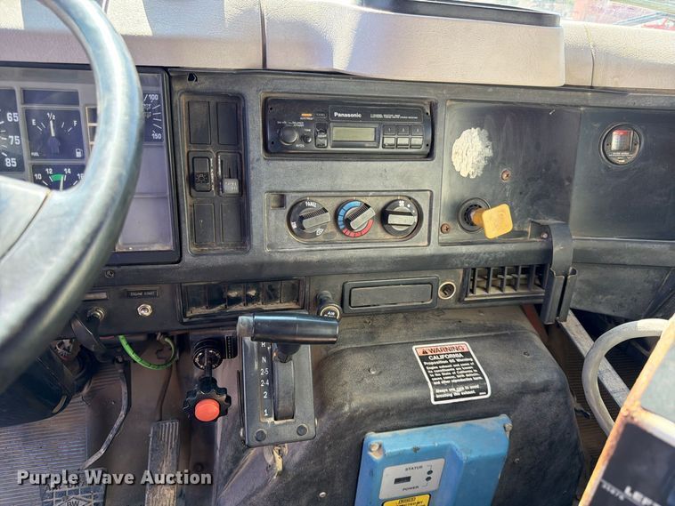 image for item EP7607 1996 International 4700 oil distributor truck