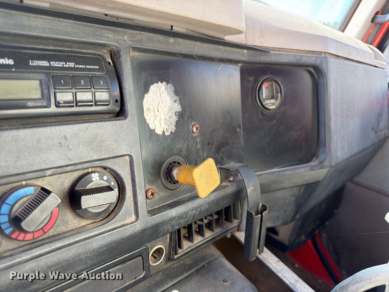 image for item EP7607 1996 International 4700 oil distributor truck