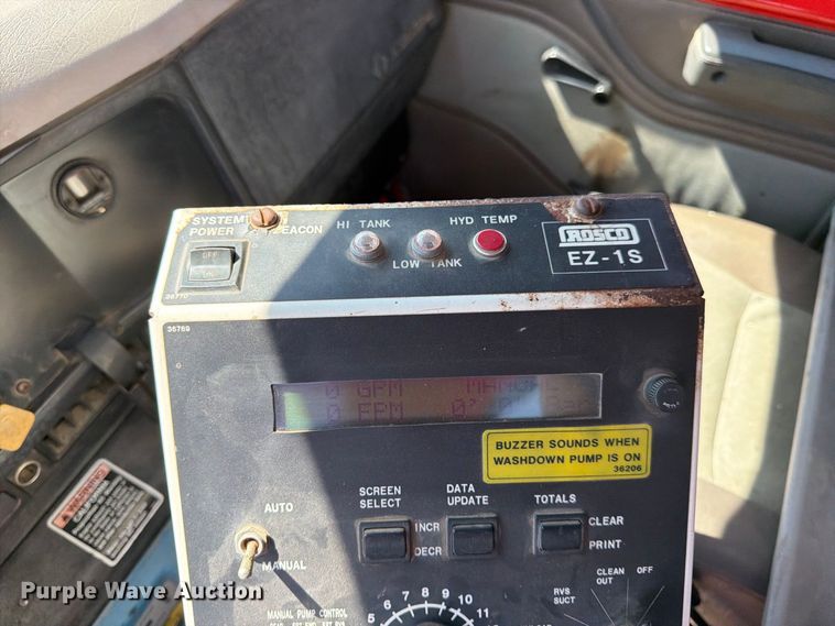 image for item EP7607 1996 International 4700 oil distributor truck