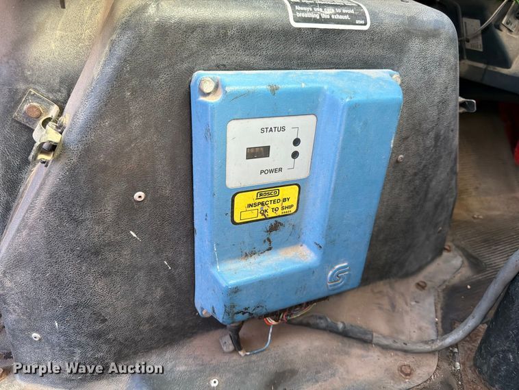 image for item EP7607 1996 International 4700 oil distributor truck