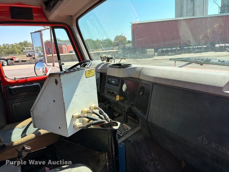 image for item EP7607 1996 International 4700 oil distributor truck