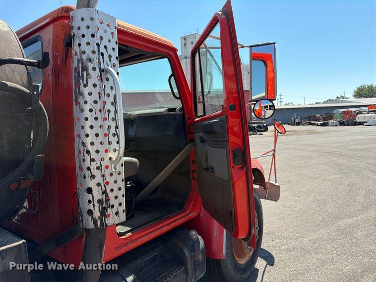 image for item EP7607 1996 International 4700 oil distributor truck