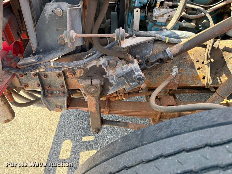 image for item EP7607 1996 International 4700 oil distributor truck