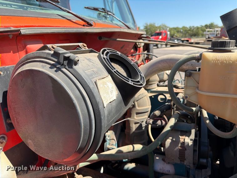 image for item EP7607 1996 International 4700 oil distributor truck