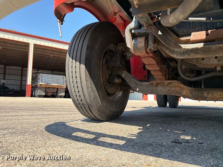 image for item EP7607 1996 International 4700 oil distributor truck